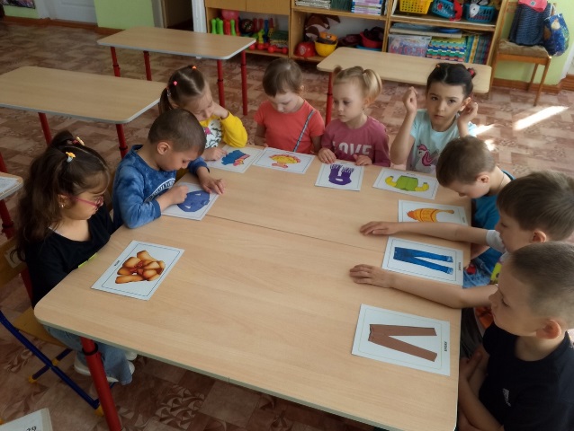 Продолжаем знакомство с видами и деталями одежды Продолжаем знакомство с видами и деталями одежды.